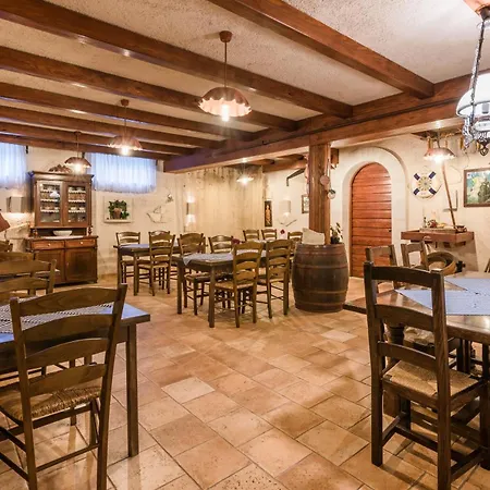 Oda ve Kahvaltı Dujmovic 3*