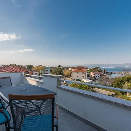 Dujmovic Oda ve Kahvaltı 3*