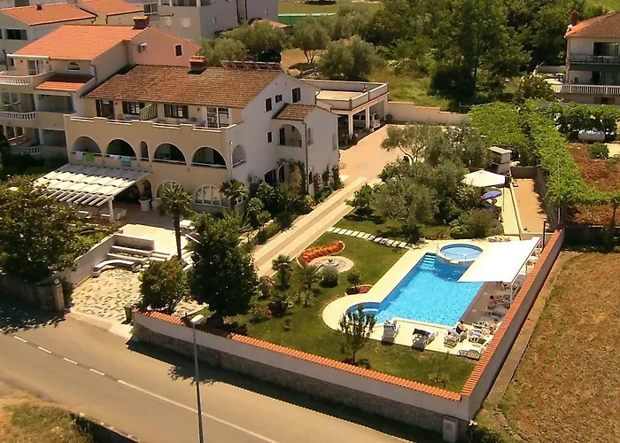 فندق مبيت وإفطار Dujmovic 3*